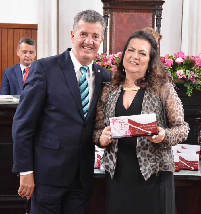 O deputado Júlio e Luciana Delgado, a presidente da Ascomcer Alessandra Sampaio, Raquel e Diogo Souza Gomes na feijoada beneficente 2 Em recente homenagem na Câmara, o presidente Luiz Otávio (Pardal) e a promotora de Justiça Ana Léia Salomão e Ribeiro (aniversariante desta terça-feira)