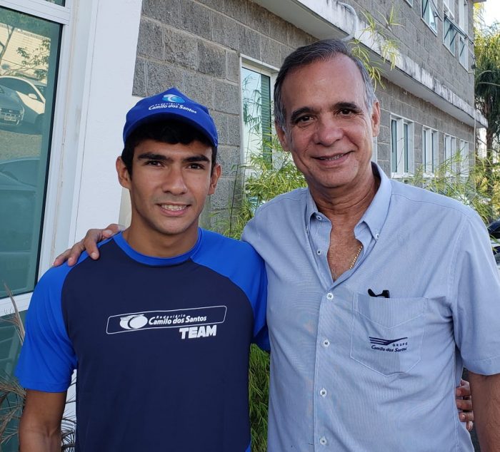 Apoio ao esporte 1 Apoio ao esporte: O atleta paralímpico Gabriel Schumann clicado com o empresário Eduardo dos Santos, que confirmou o apoio do Rodoviário Camilo dos Santos ao nadador do Clube Bom Pastor. Com apenas 20 anos e colecionando mais de 30 pódios, Gabriel agora faz parte do “sangue azul team”.