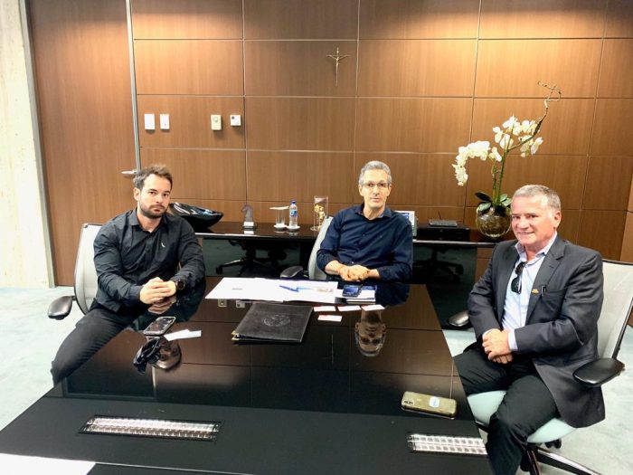 O governador Romeu Zema ladeado por Fernando Reis e Jovino Campos, ontem, na Cidade Administrativa 1 O governador Romeu Zema ladeado por Fernando Reis e Jovino Campos, ontem, na Cidade Administrativa