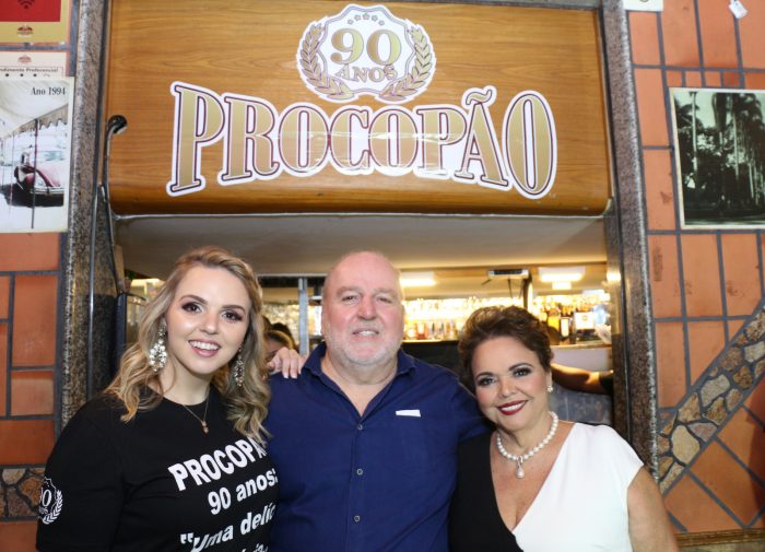 Bárbara com os pais Sérgio e Cristina Alves, na comemoração dos 90 anos do Procopão 1 Bárbara com os pais Sérgio e Cristina Alves, na comemoração dos 90 anos do Procopão Foto: Guilherme Ovídio