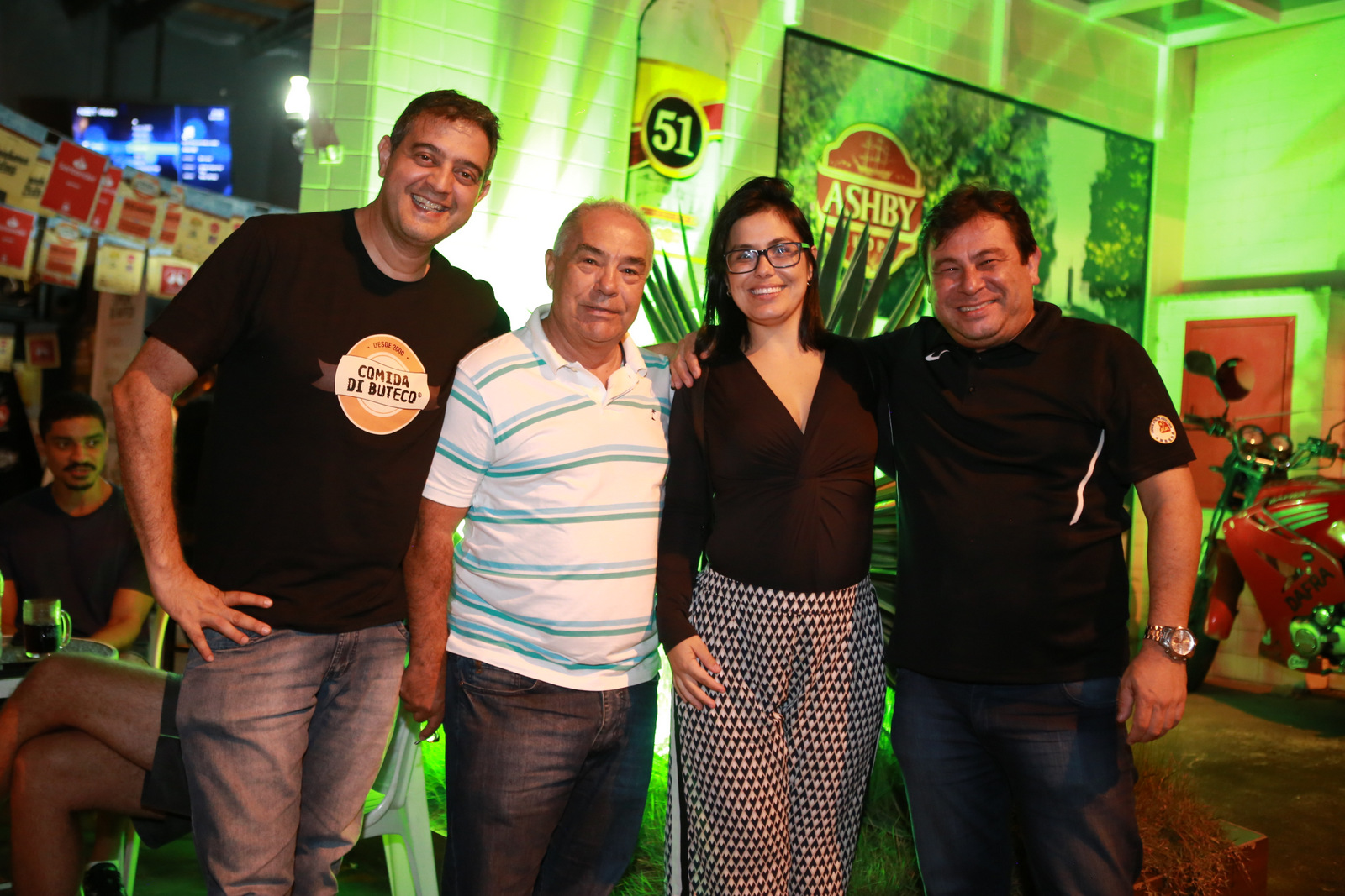 Toninho Simão, João Matos, Juliana Melo e José Carlos Branco na caravana do Comida di Buteco, no Clube da Esquina 1 Toninho Simão, João Matos, Juliana Melo e José Carlos Branco na caravana do Comida di Buteco, no Clube da Esquina Foto: Júnior Faria