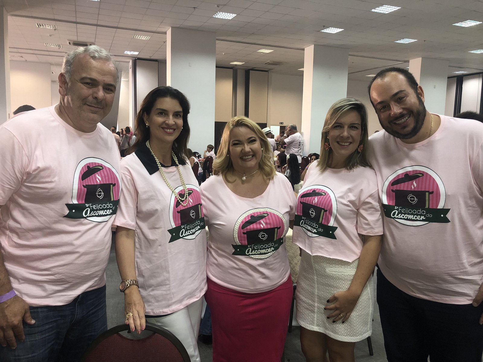 O deputado Júlio e Luciana Delgado, a presidente da Ascomcer Alessandra Sampaio, Raquel e Diogo Souza Gomes na feijoada beneficente 1 O deputado Júlio e Luciana Delgado, a presidente da Ascomcer Alessandra Sampaio, Raquel e Diogo Souza Gomes na feijoada beneficente que agitou o Trade Hotel