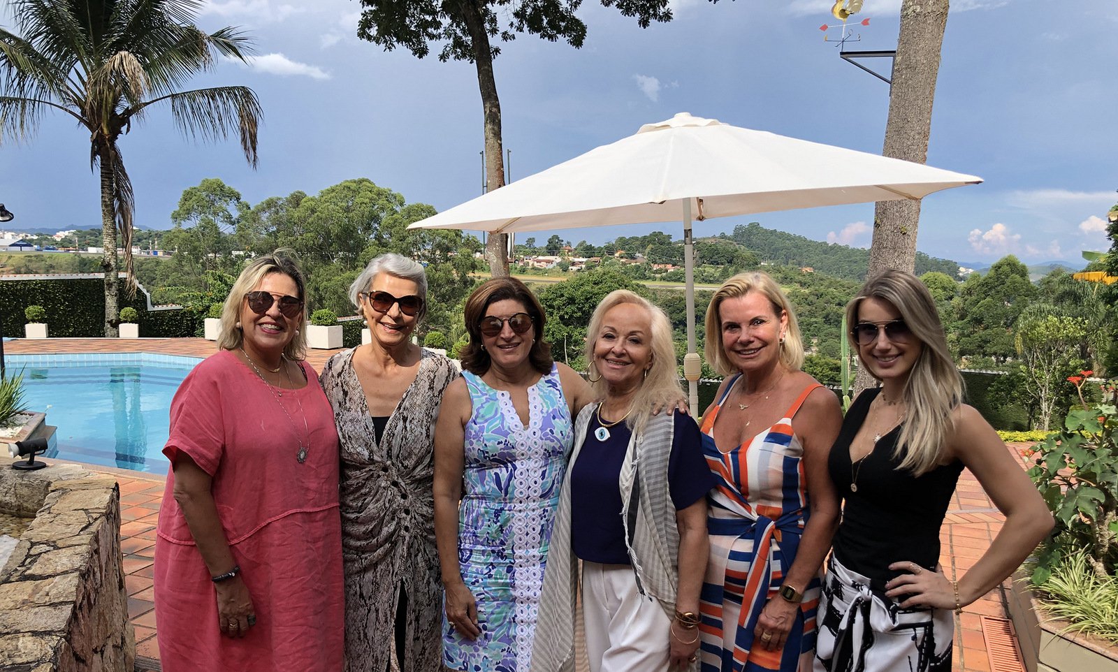 Beatriz Araújo, Regina Gouvêa, Eunice Paidusis, Onila Falabella, Vânia de Landa e a filha Thaís em recente tarde de churrasco 1 Beatriz Araújo, Regina Gouvêa, Eunice Paidusis, Onila Falabella, Vânia de Landa e a filha Thaís em recente tarde de churrasco