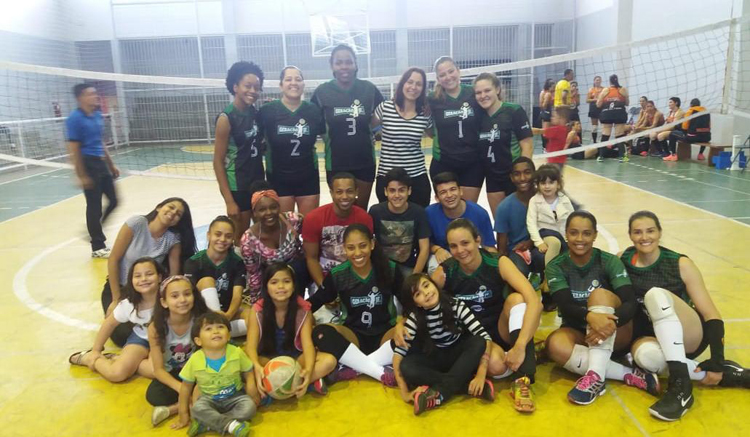 esp vôlei Geração JF e familiares foto arquivo pessoal2 interna