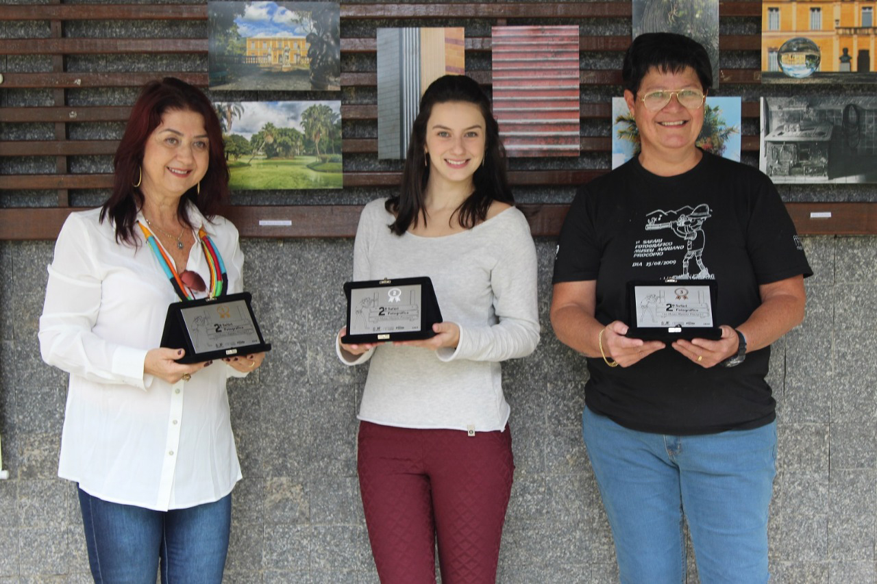 As premiadas do 2° Safári Fotográfico do Museu Mariano Procópio, Magali Bastos de Souza Altomari, Juliana Barreiros e Érika Neves