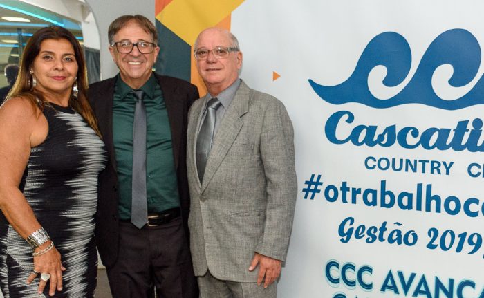 O gastroenterologista e 'sommelier' Gustavo Andrade de Paulo foi homenageado pelo o diretor-superintendente do Monte Sinai, José Mariano de Moraes 2 O presidente do Cascatinha, Maurício de Oliveira e os vices Lígia Secadio e Márcio Villela são anfitriões hoje do baile da posse, com a banda Soma