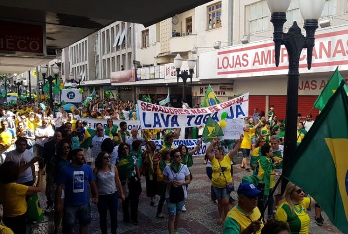 Juiz-foranos vão às ruas para apoiar medidas do Governo 3 113