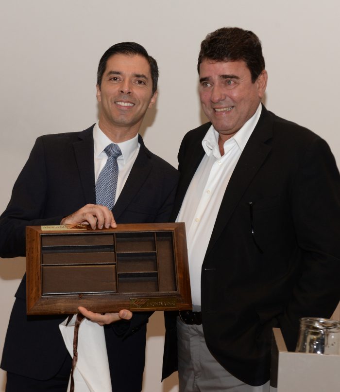 O gastroenterologista e 'sommelier' Gustavo Andrade de Paulo foi homenageado pelo o diretor-superintendente do Monte Sinai, José Mariano de Moraes 1 O gastroenterologista e 'sommelier' Gustavo Andrade de Paulo foi homenageado pelo o diretor-superintendente do Monte Sinai, José Mariano de Moraes após a palestra "Vinho e saúde para médicos", que celebrou os 25 anos do hospital Foto: Wólmer Monteiro