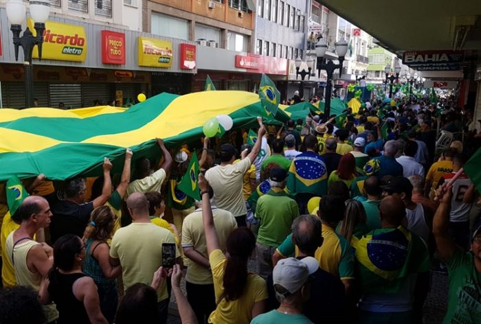 Juiz-foranos vão às ruas para apoiar medidas do Governo 2 20