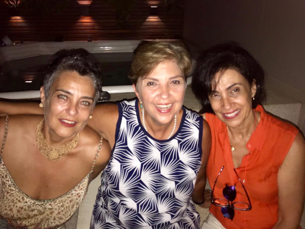 A aniversariante Salete Hallack, Maria Luiza Barbosa Pinto e Virgínia Seitz em tarde de festa