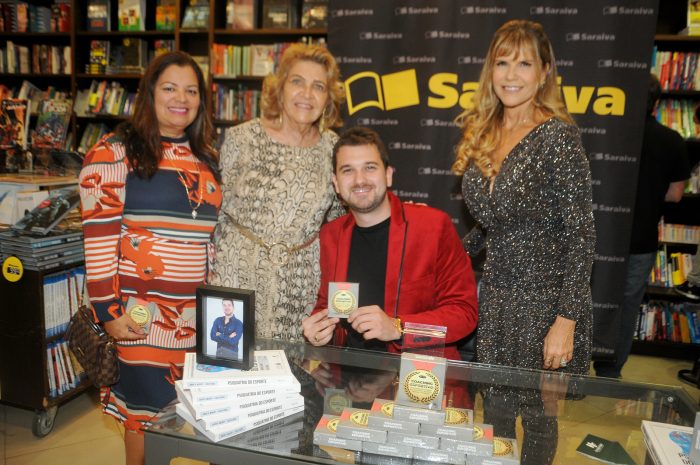 Isabel Lopes, Nininha Petrosino Ribeiro, o autor Helio Fádel e sua mãe Valéria Araujo 2 No lançamento do livro “Coaching Esportivo”, na Saraiva, Isabel Lopes, Nininha Petrosino Ribeiro, o autor Helio Fádel e sua mãe Valéria Araujo Foto: Andréa Ottoni