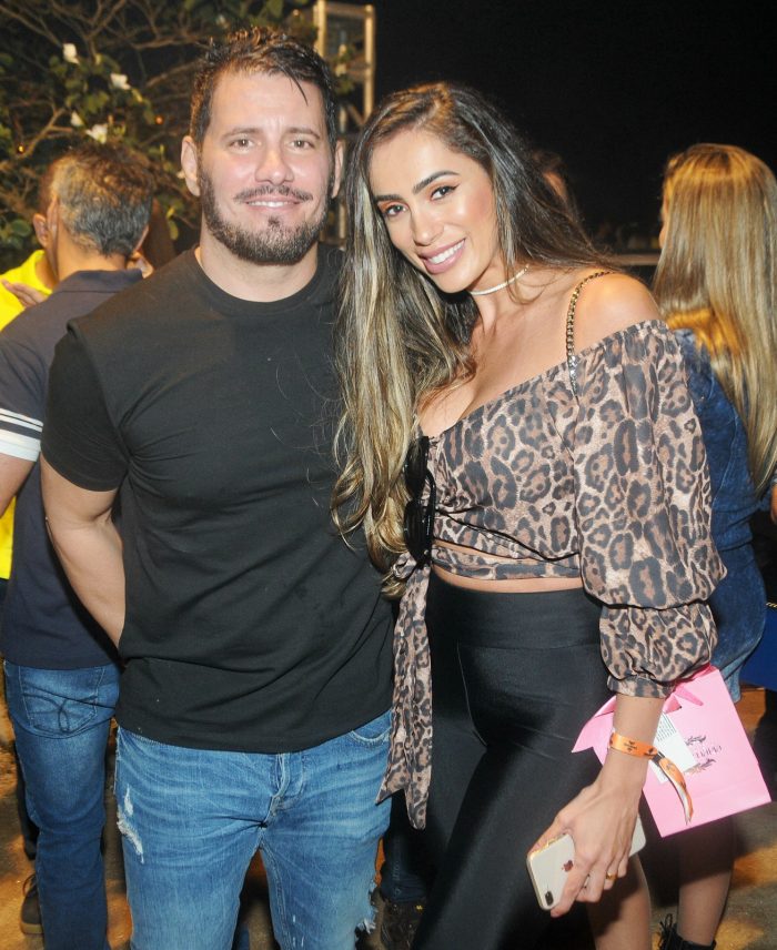 Leonardo Bergamini e Marcela Teixeira, realçando os ombros de fora no Antuérpia BBQ 1 Leonardo Bergamini e Marcela Teixeira, realçando os ombros de fora no Antuérpia BBQ Foto: Andréa Ottoni
