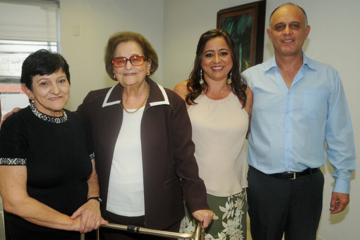 Mércia Chaves com Zuleika Mendes, que saudou os noivos Andréa Chaves e Nilton Gomes Júnior após o casamento civil 1 Mércia Chaves com Zuleika Mendes, que saudou os noivos Andréa Chaves e Nilton Gomes Júnior após o casamento civil Foto: Andréa Ottoni