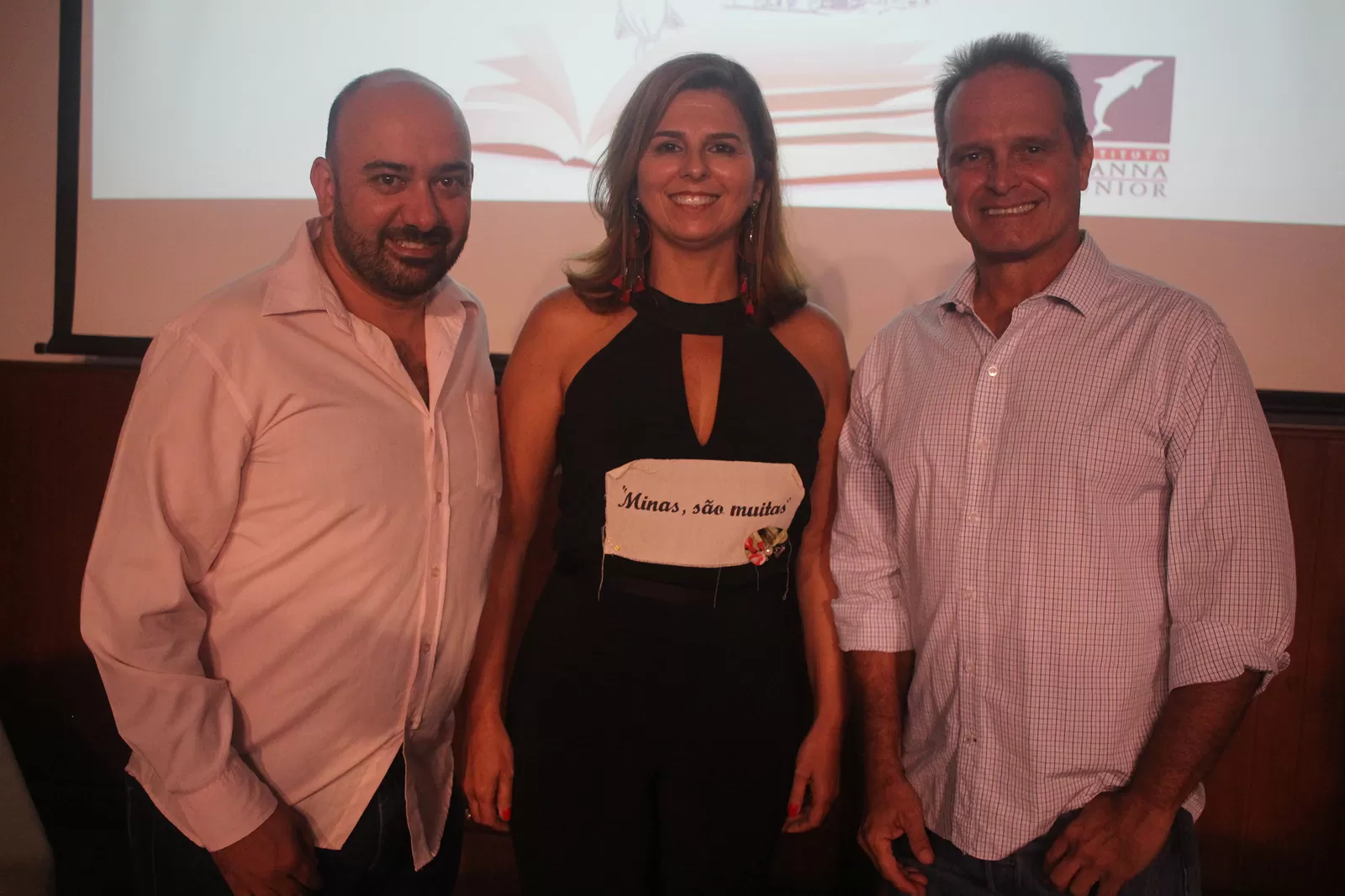 A diretora do Colégio Vianna Júnior, Simone Machado com o diretor executivo da Fliminas, André Colombo e o presidente da Associação Cavaleiros da Cultura, Carlos Oscar Niemeyer 1 A diretora do Colégio Vianna Júnior, Simone Machado com o diretor executivo da Fliminas, André Colombo e o presidente da Associação Cavaleiros da Cultura, Carlos Oscar Niemeyer, durante a mostra cultural Foto: Roberta Soniele
