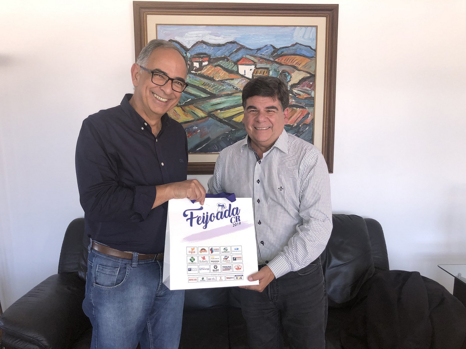 O prefeito Antônio Almas recebendo de CR o ‘kit’ da Feijoada 2019 1 O prefeito Antônio Almas recebendo de CR o ‘kit’ da Feijoada 2019