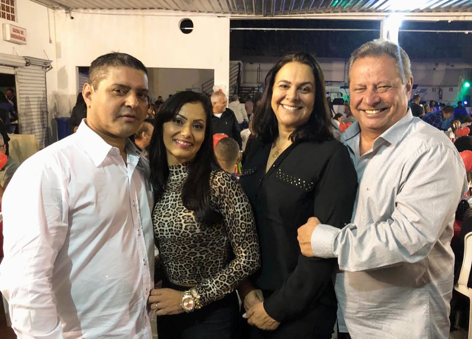 O vereador Cido Reis e Nalimar Cristina com Wilson e Heloísa Rezende no jantar em benefício do Espaço Evoluir 1 O vereador Cido Reis e Nalimar Cristina com Wilson e Heloísa Rezende no jantar em benefício do Espaço Evoluir
