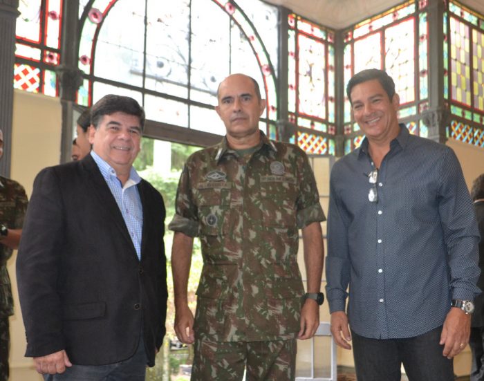 O general Alcio Costa ladeado por CR e o coronel Malbatan Leal no café com a imprensa, ontem, no QG da 4ª Brigada 1 O general Alcio Costa ladeado por CR e o coronel Malbatan Leal no café com a imprensa, ontem, no QG da 4ª Brigada