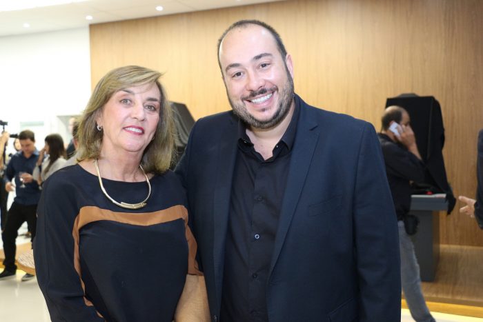 Sandra Procópio Villela e Diogo Souza Gomes durante o finíssimo 'coq' de apresentação do edifícios “Residencial Niva Villela” 2 Sandra Procópio Villela e Diogo Souza Gomes durante o finíssimo 'coq' de apresentação do edifícios “Residencial Niva Villela” e "Felicitá", no novo Salão Multi Foto: Guilherme Ovídio