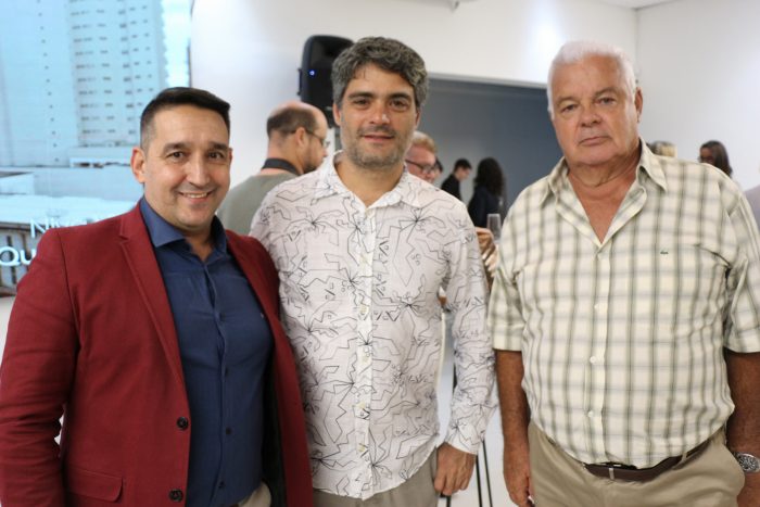 Sandra Procópio Villela e Diogo Souza Gomes durante o finíssimo 'coq' de apresentação do edifícios “Residencial Niva Villela” 3 Também na prestigiada noite, Reinaldo Chagas, Diogo Villela e seu pai Olavo Villela - filho da homenageada Foto: Guilherme Ovídio