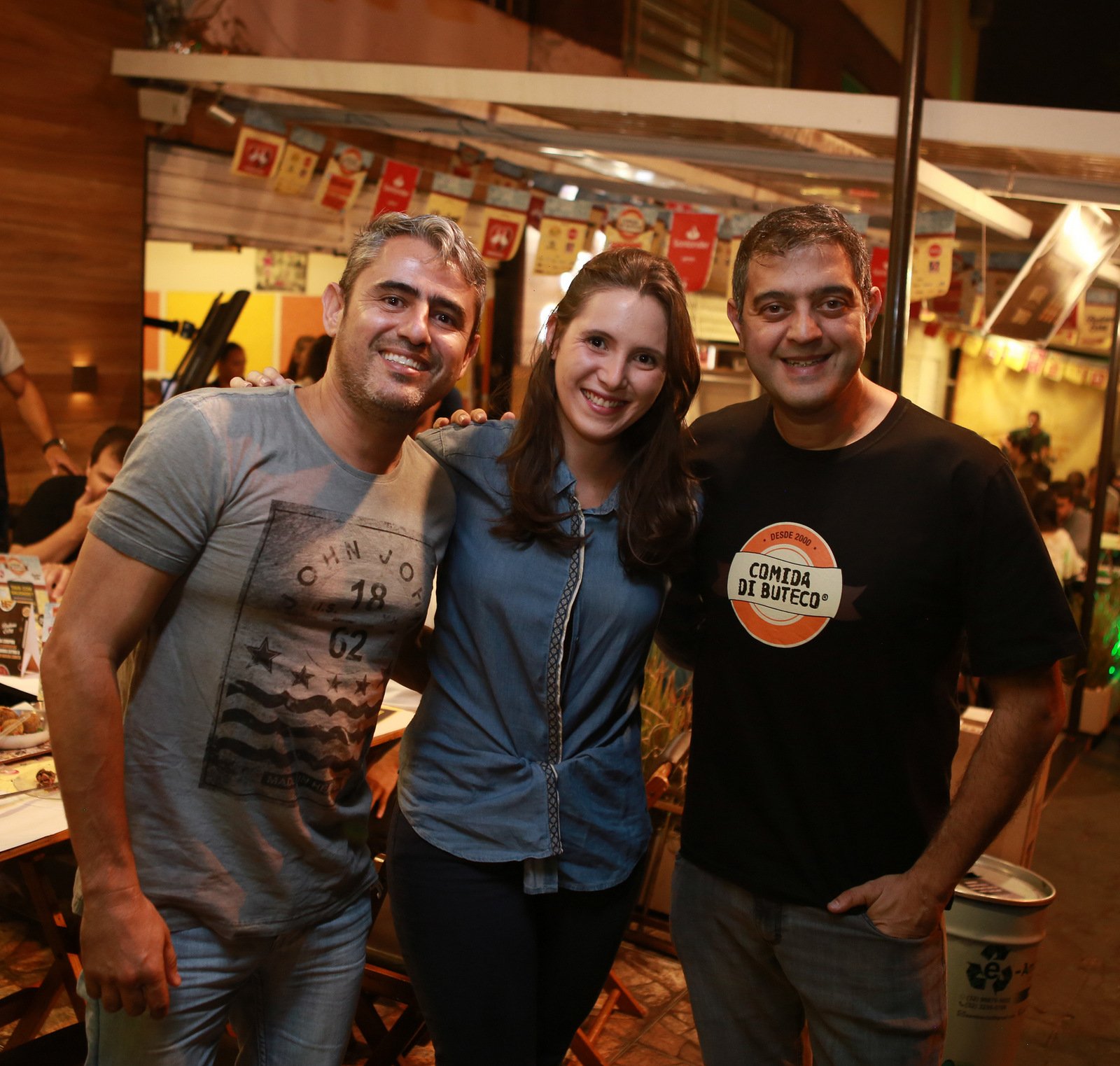 Ronan Cunha, Sophia Pouchucq e Toninho Simão na caravana do Comida di Buteco, no Empório do Sabor 1 Ronan Cunha, Sophia Pouchucq e Toninho Simão na caravana do Comida di Buteco, no Empório do Sabor Foto: Júnior Faria