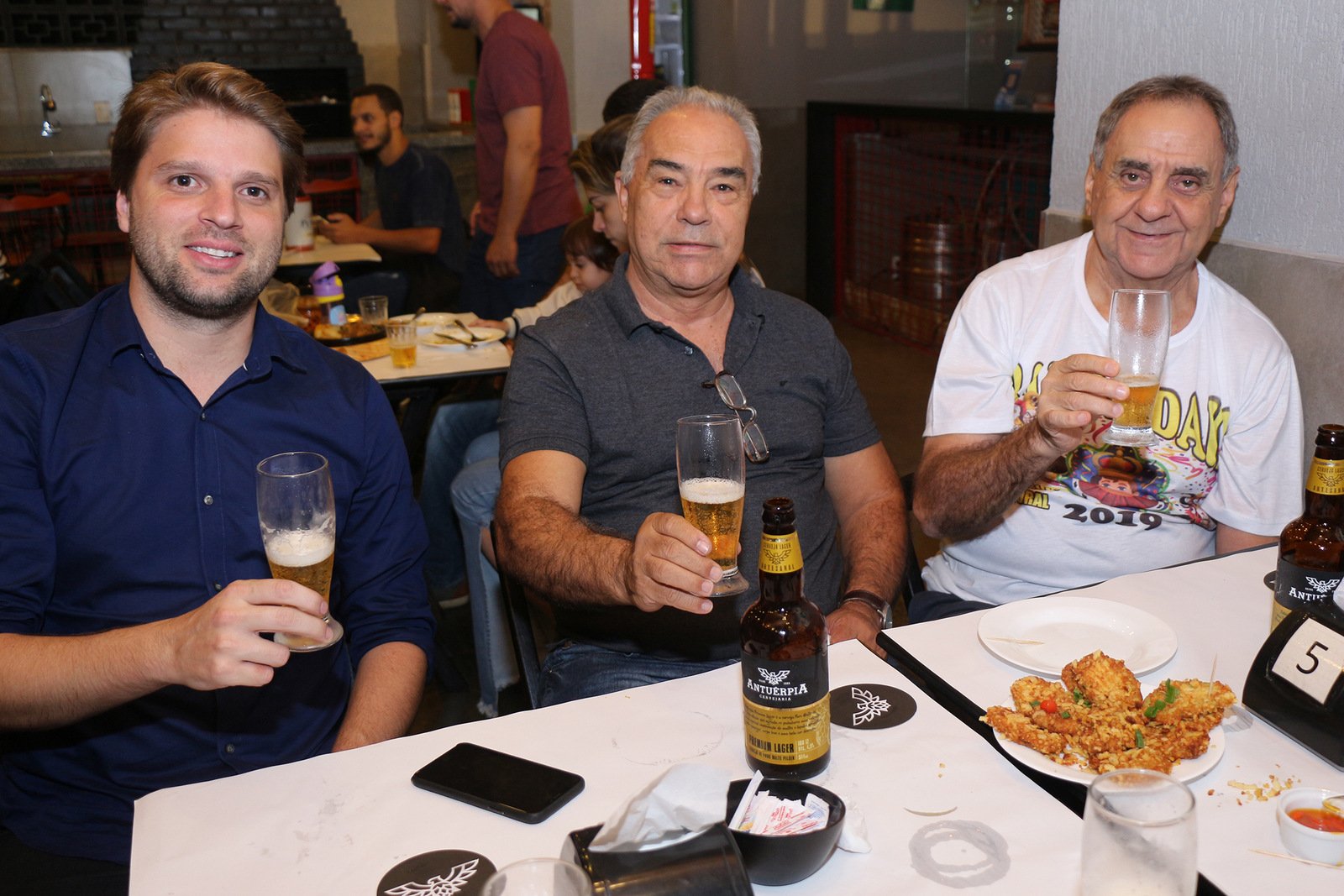 Rafael Santana, João Matos e José Carlos (Zé Kodak) Passos, na Caravana Antuérpia, no Bar do Antônio Foto: Guilherme Ovídio