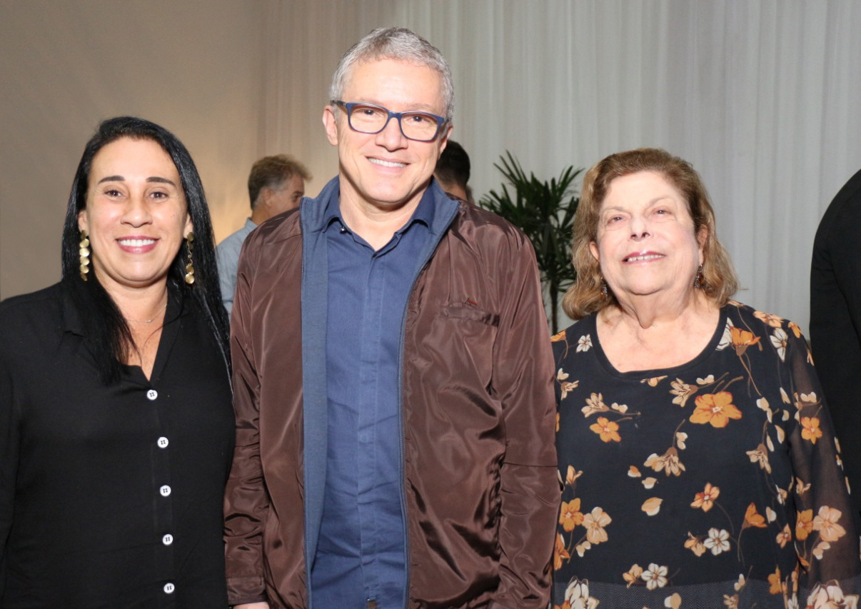 O presidente da Agência de Desenvolvimento, Célio Chagas ladeado pela diretora-presidente do Instituto Vianna Júnior, Mariângela Vianna e a diretora administrativa Cacilda Vianna 1 O presidente da Agência de Desenvolvimento, Célio Chagas ladeado pela diretora-presidente do Instituto Vianna Júnior, Mariângela Vianna e a diretora administrativa Cacilda Vianna durante a reunião empresarial na tradicional instituição de ensino Foto: Guilherme Ovídio