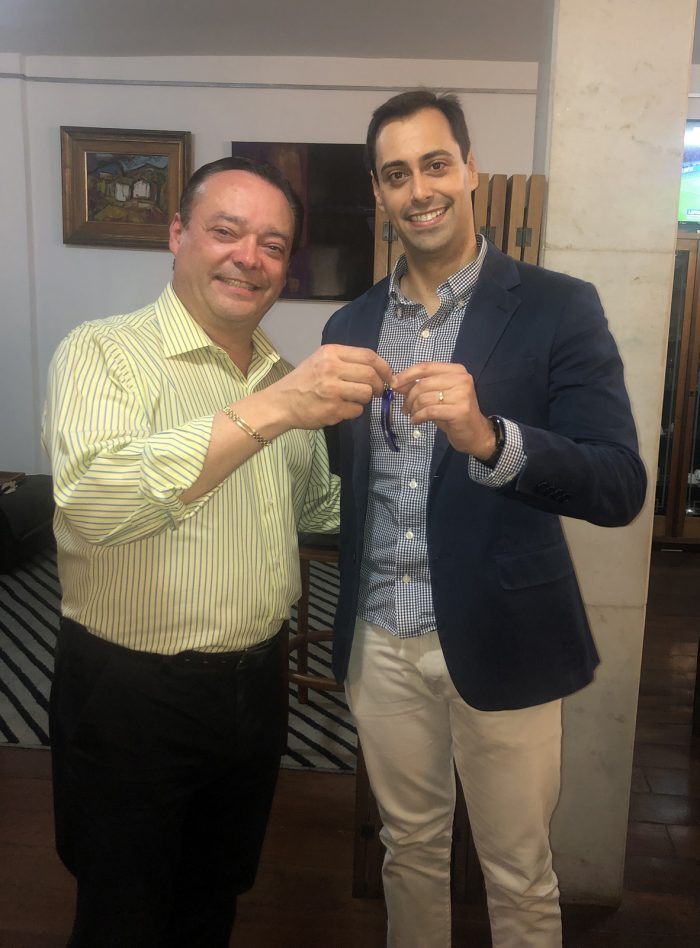 O acadêmico Mauro Cruz entregou ao sobrinho Fernando Cruz a chave de novo sócio da Academia Rio Branco 1 O acadêmico Mauro Cruz entregou ao sobrinho Fernando Cruz a chave de novo sócio da Academia Rio Branco