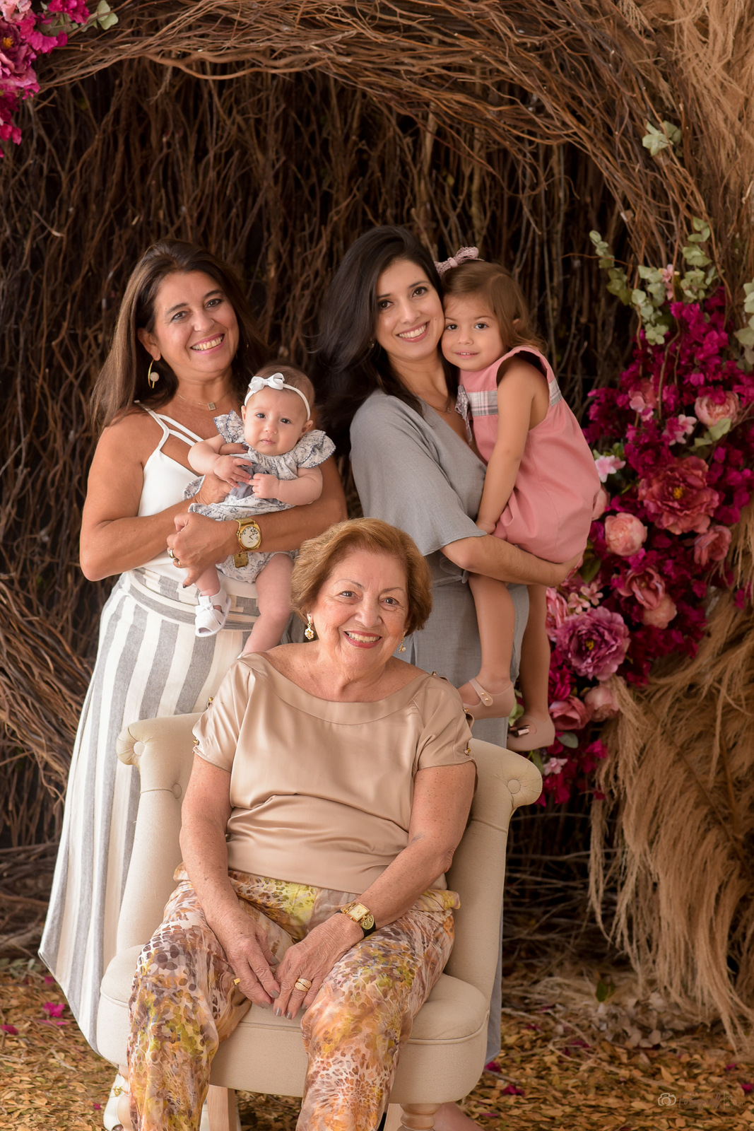 Mônica-Azevedo-Brasileiro-com-a-neta-Bella-Aline-Brasileiro-Pena-com-a-filha-Anna-e-Luthes-Maria-Velame-de-Azevedo
