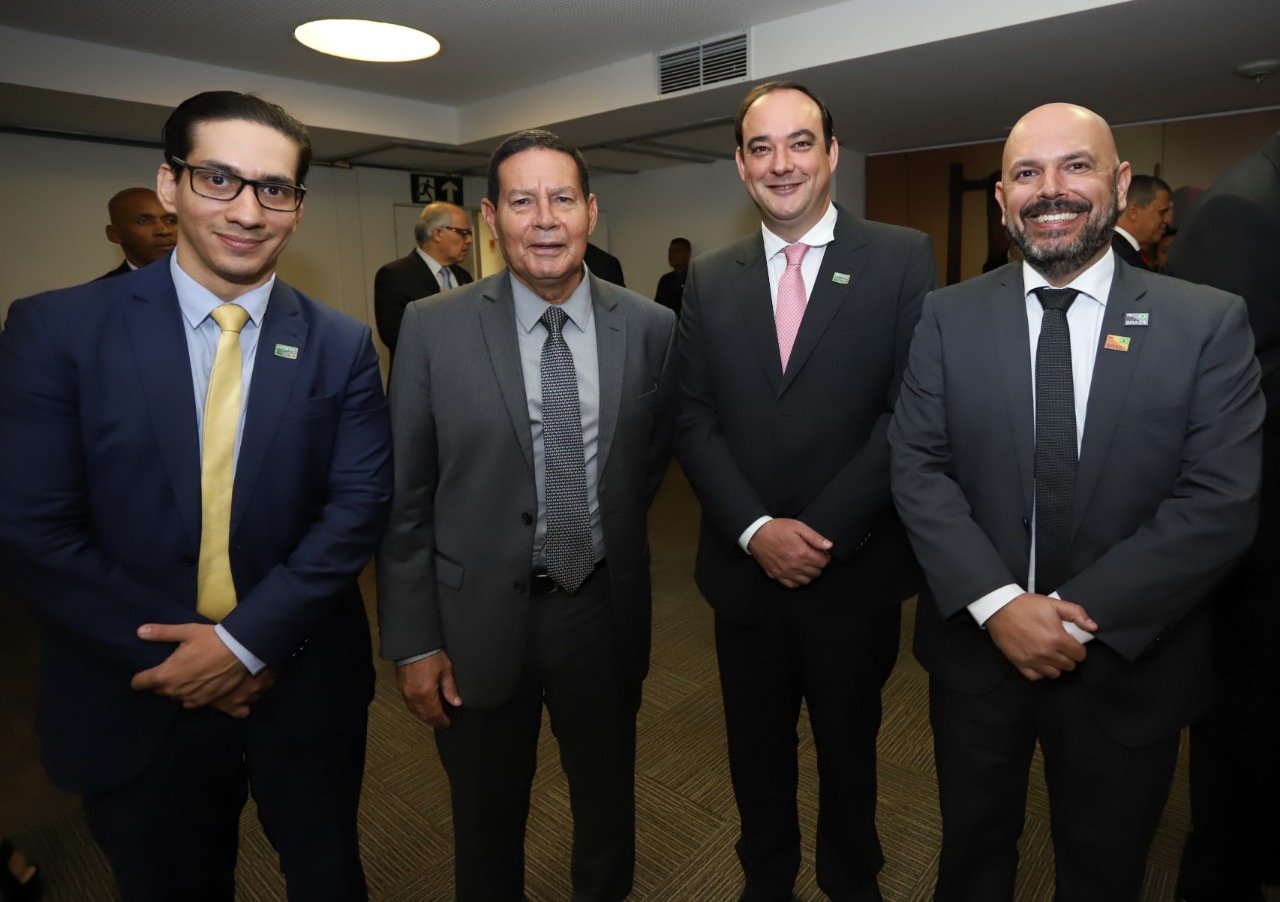 Filipe Mota, o vice-presidente da República, general Hamilton Mourão, o presidente da Fiemg, Flávio Roscoe e o vice Tadeu Monteiro de Barros 1 Filipe Mota, o vice-presidente da República, general Hamilton Mourão, o presidente da Fiemg, Flávio Roscoe e o vice Tadeu Monteiro de Barros em concorrido almoço, em Belo Horizonte