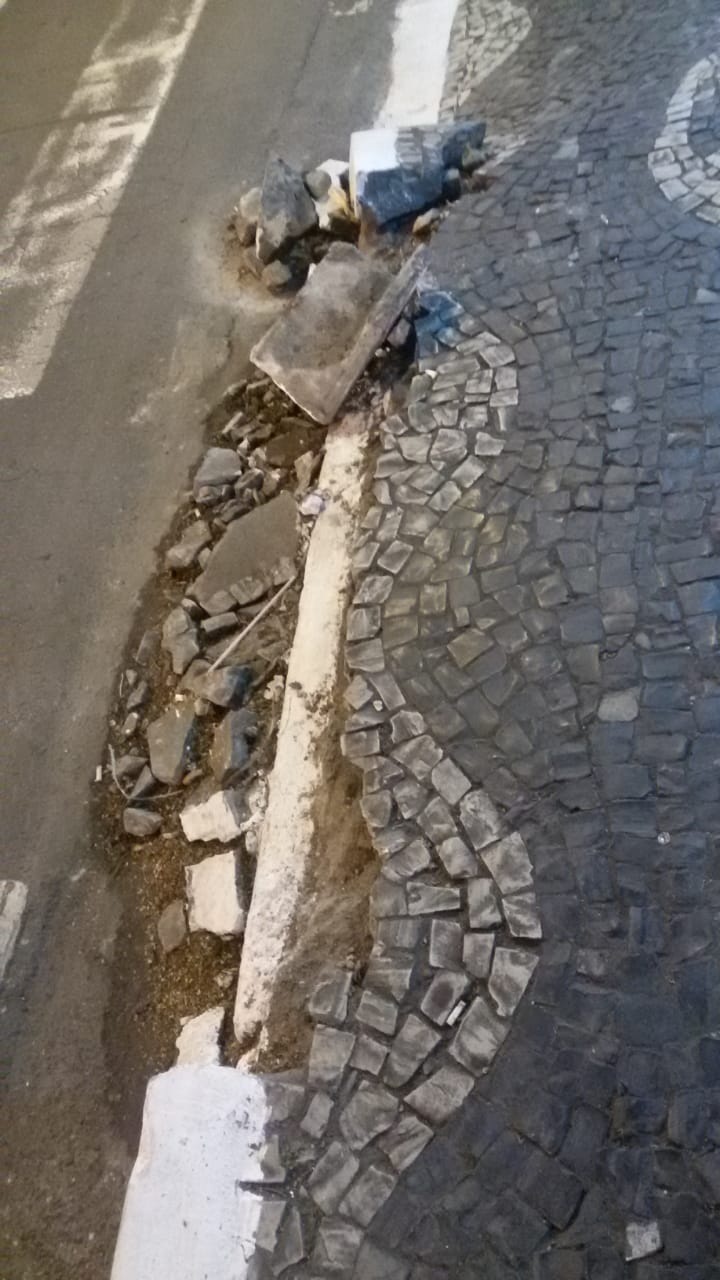 Pedras soltas na Av. Itamar Franco preocupam moradora 1 VU Independência 16 05