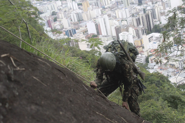Imagem: Militares realizam estágio de combatente de montanha no morro do cristo