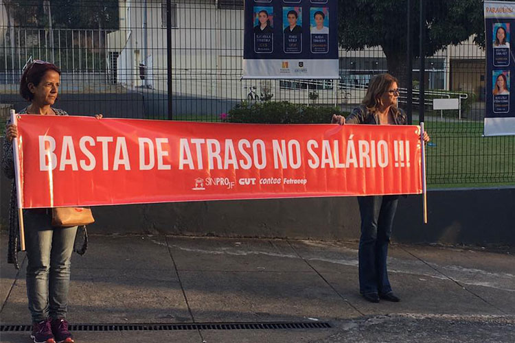 Professores paralisam atividades contra atrasos de salários no Granbery 1 manifestação