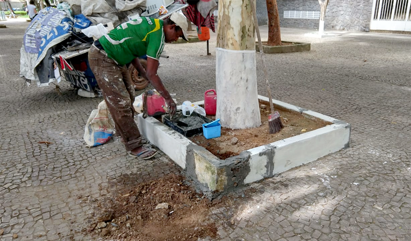 Catador de reciclável faz manutenção de praça no São Mateus 1 praça22