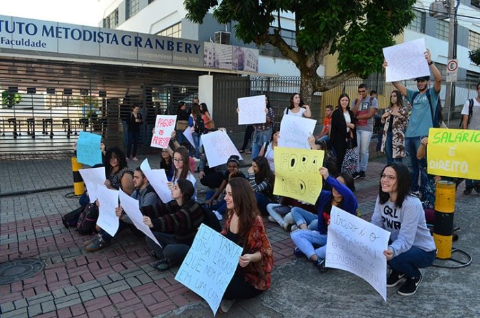 Alunos manifestam contra atraso de salário de professores do Granbery 1 protesto granbery olavo dentro