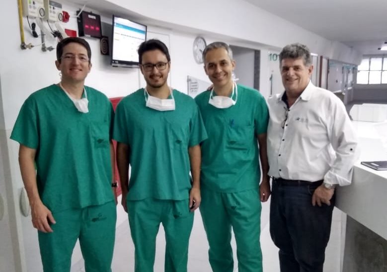 Flash Back 1 Cirurgia inédita em JF : Os radiologistas intervencionistas Rafael Gomide e Magnum Matos, do Monte Sinai, realizaram a primeira ablação por radiofrequência de nódulo benigno da tireoide em Minas. Na foto, os especialistas ladeados pelo médico paulista Mauricio Amoedo e Lúcio Gaio, da Biolife.