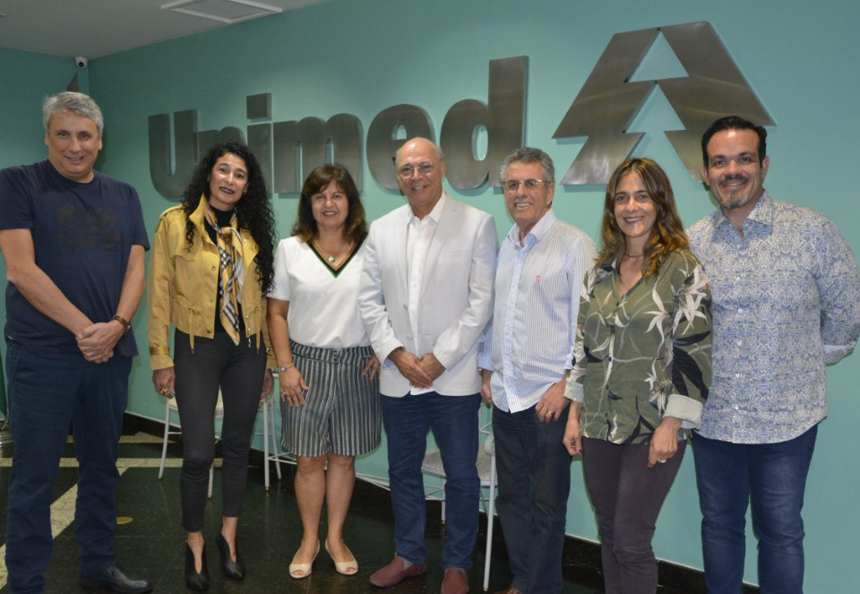 Visita à Unimed: As diretoras da Tribuna de Minas, Suzana e Márcia Neves e o gerente comercial Luiz Carlos Lyra (à direita), fizeram uma visita à diretoria da Unimed para anunciar os novos canais de comunicação e a expansão da audiência do Grupo Solar. Eles foram recebidos pelo presidente Hugo Borges e os diretores Glauco Araújo, Nathércia Abrão e Darlan Kneipp.