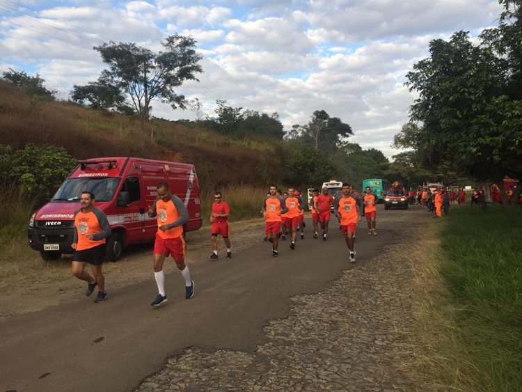 Bombeiros fazem tradicional Travessia da Represa João Penido 2 corrida bombeiro foto bombeiros