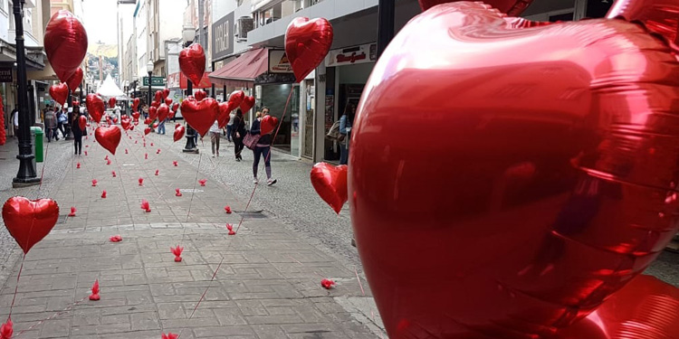 Ação comercial enche Rua São João com balões de coração 2 para capa corações rua são joão foto Priamo