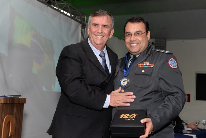Aloísio Vasconcelos entregando a “Comenda Daniel Pinto Corrêa” para o capitão dos Bombeiros, Leonardo Corrêa Nunes 1 Aloísio Vasconcelos entregando a “Comenda Daniel Pinto Corrêa” para o capitão dos Bombeiros, Leonardo Corrêa Nunes Foto: Wólmer Monteiro