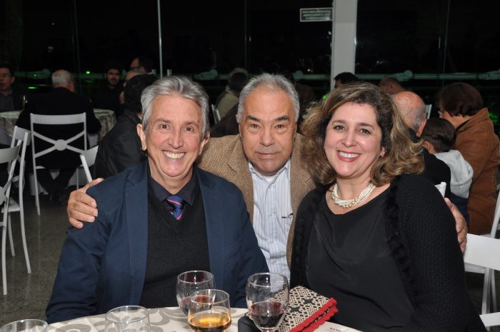 A atriz Rafaela Mandelli, convidada especial do ‘coq’ de abertura da L’essence, entre Eliane Braga e Keylla Filgueiras 2 João Matos ladeado por José Cândido Gonçalves e Cláudia Uebe na festa dos 123 anos da Associação Comercial Foto: Wólmer Monteiro