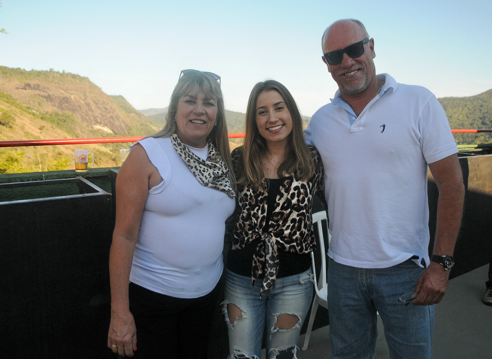 Francisco Xavier e Vera Amaral com Mariana Mendes Condé e Bruno Amaral na Feijoada do Torreões Ausente 2 Maria Luiza e Cláudio Dornelas com a filha Victoria também na tarde de festa em Torreões