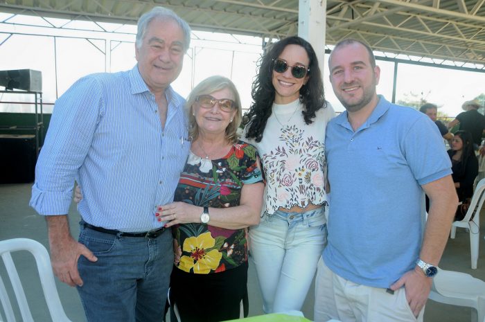 Francisco Xavier e Vera Amaral com Mariana Mendes Condé e Bruno Amaral na Feijoada do Torreões Ausente 1 Francisco Xavier e Vera Amaral com Mariana Mendes Condé e Bruno Amaral na Feijoada do Torreões Ausente Fotos: Andréa Ottoni
