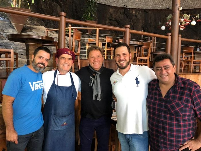 JF Por Aí e Eles Acontecem 1 Visita ilustre: Claude Troigros, o ‘chef’ da cozinha francesa que é considerado um dos grandes nomes da gastronomia brasileira no momento, ladeado pelos seus anfitriões na Assunta, Honório Carvalho e Felipe Moreira, além de seus auxiliares Daniel e Batista, em recente visita a Juiz de Fora.
