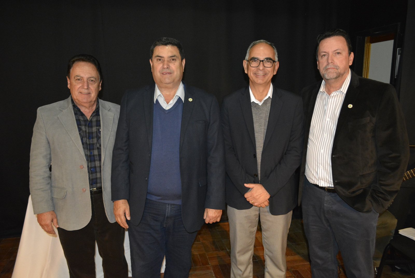 JF Por Aí e Eles Acontecem 2 Missa do panificador: O presidente do Sindipan, Heveraldo Lima de Castro (de camisa azul), ladeado pelo presidente da Fiemg Regional, Aurélio Marangon, prefeito Antônio Almas e o vice-presidente do Sindipan, Adilson Leite, na missa do panificador, celebrada pelo padre Lélis.