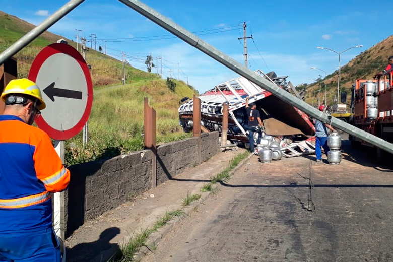Acidente deixa motorista ferido e fecha pista da Avenida JK 3 Caminhão tomba Priamo