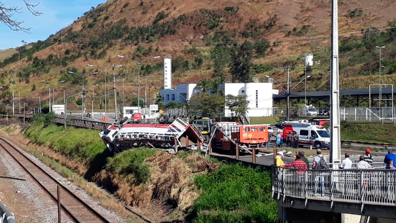 Acidente deixa motorista ferido e fecha pista da Avenida JK 1 Caminhão tomba Priamo 2 interna