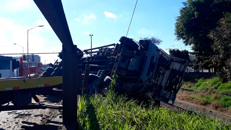 Acidente deixa motorista ferido e fecha pista da Avenida JK 2 Caminhão tomba Priamo 3