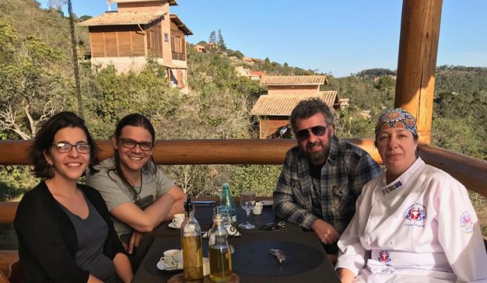 Dani e Aldo Torres, Emmerson Nogueira e a ‘chef’ Ana Paula Esteves clicados no Oliva Bistrô, em Ibitipoca 1 Dani e Aldo Torres, Emmerson Nogueira e a ‘chef’ Ana Paula Esteves clicados no Oliva Bistrô, em Ibitipoca