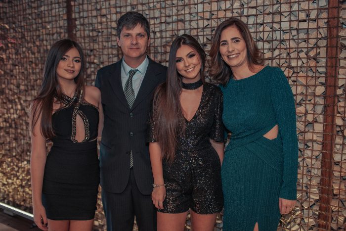 Eles Acontecem 1 15 anos de Carolina: Neta do ex-delegado Paulo Moraes, Carolina Moraes Miranda (no 'flash' com a irmã Maria Clara e os pais Luciano e Juliana Moraes) comemorou seus 15 anos, em alto estilo, na Akaza. A noite teve um toque especial do ‘buffet’ assinado por Érica Stephan Silva, que sempre organizou os aniversários de Carolina, além da decoração de Silvana Feluti. Foto: Isaac Freitas