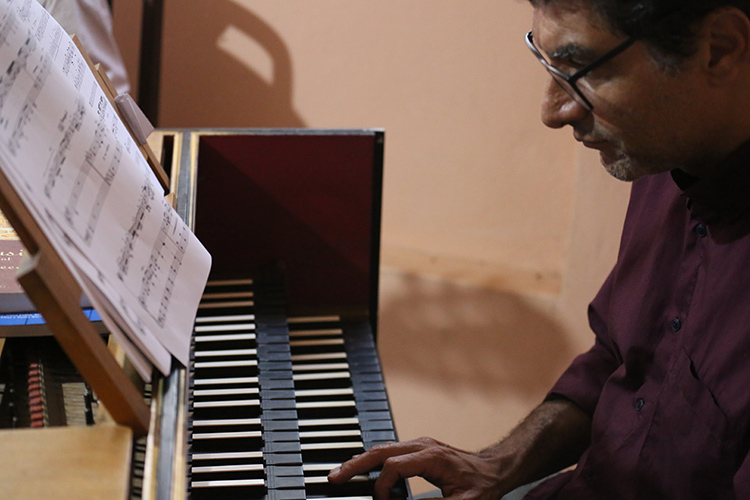 Robson Canto cravo e alaúde